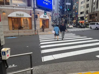 スマイルへの道順 2／5：出口を背中にして正面の横断歩道を渡ります。
