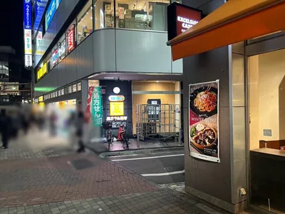 エスへの道順 3／6：右手一つ目の路地を右折します。