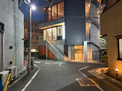 チケッツへの道順 8／10：右手路地を越えて直進します。