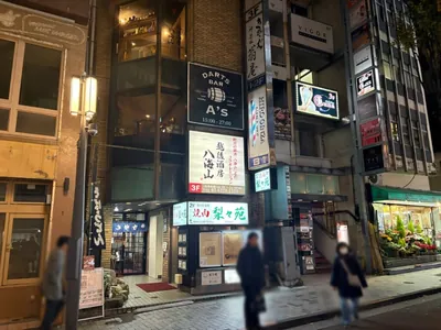 チュラ （girls lounge 美 chura）への道順 5／5：少し進むと左手に神楽坂チュラが入る「三経22ビル」があります。