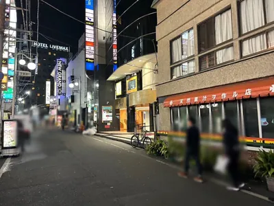 倫乃風 （リンノカゼ）への道順 11／11：十字路を超えて、右手二つ目に歌舞伎町倫乃風の入る「Lizon Bld」があります。