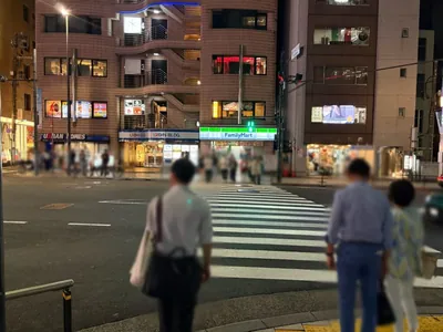 プリマ東京への道順 2／3：出口を背にして、すぐ右手横断歩道を渡ります。