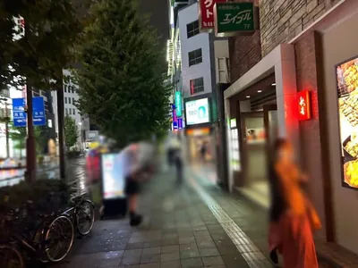 王族 （オウゾク）への道順 4／9：道路を左手に直進します。