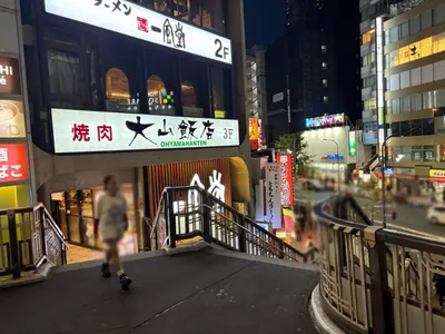 ルナリアへの道順 5／9：突き当りの右手を降ります。
