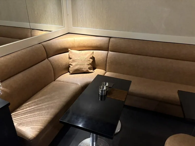 マンダリンクラブ昼の店内