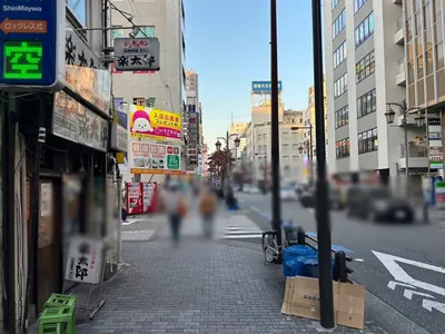 はちみつくろーばーへの道順 5／8：一つ目の路地を越えて直進を続けます。
