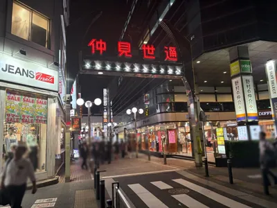 ミラーコールへの道順 4／8：横断歩道を渡って正面の「仲見世通」を進みます。