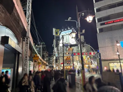 オリーブへの道順 2／4：駅を背中にして左へ歩きます。