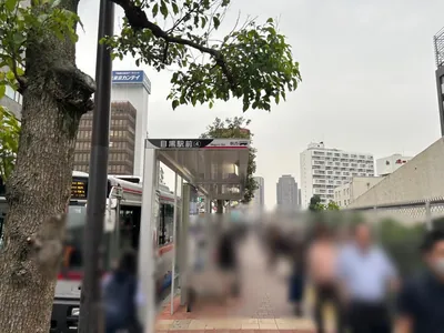 チュチュへの道順 2／5：駅を背にして右手に進みます。
