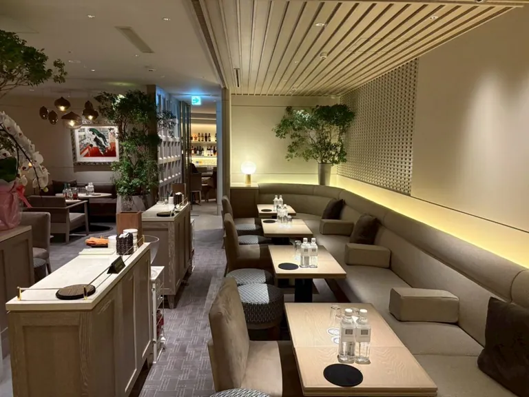 ロイヤルガーデンの店内