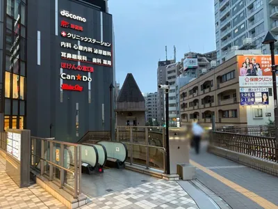 三鷹　アークへの道順 3／7：エスカレーターを下ります