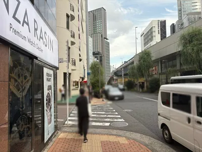 バロンズイチへの道順 9／13：二つ目の路地を左折します。