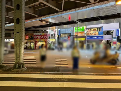 ワイナリーへの道順 2／4：駅を背にして目の前の横断歩道を渡ります。