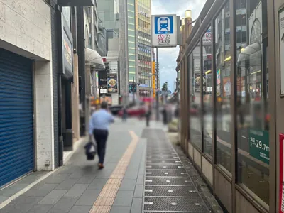 アトランティスへの道順 2／4：道路を右手に直進します。