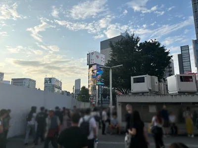 アップス （UP’s）への道順 2／11：駅を背にして線路を左手に直進します。