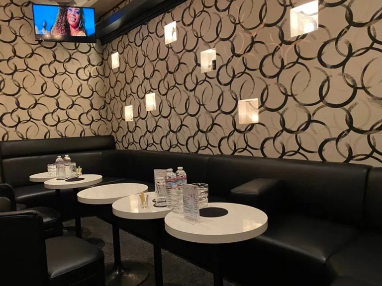 ロイヤルカフェの店内