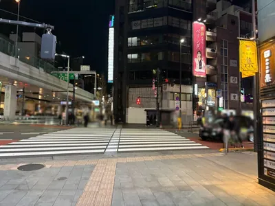 シエルへの道順 3／6：交差点に出たら横断歩道を渡らずに右折します。