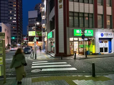 ブリリアントクラブへの道順 3／11：階段を下ったらロータリーを左手にロータリー沿いを歩き一つ目の横断歩道を越えます。