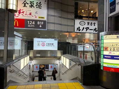 スワロウハウスへの道順 1／12：六本木駅3番出口を出ます。