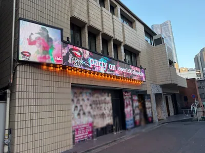 ジーへの道順 6／6：突き当りの手前の左手が六本木ジーの入る「日拓ビル」です。
