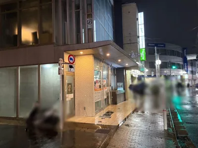 セブンへの道順 6／6：路地を越えたすぐ左手に祖師ヶ谷大蔵セブンの入る「FLAP.BLDG.KINUTA」があります。