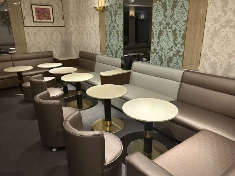 ブルークレールの店内