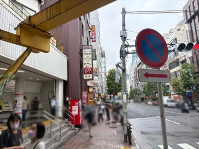 水道橋　デイジーへの道順 2／5：駅を背にして左手に進みます。