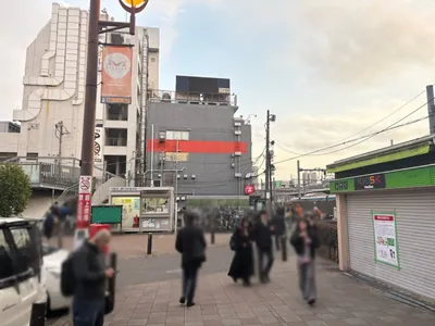 アイへの道順 3／7：左手路地を左折します。
