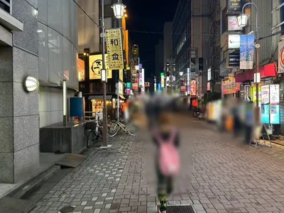 レイへの道順 6／9：一つ目の左手路地も越えて直進します。