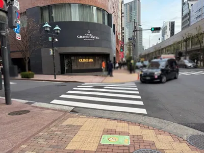 レイカへの道順 7／9：「難波橋」の交差点に出たら横断歩道を渡って左折します。