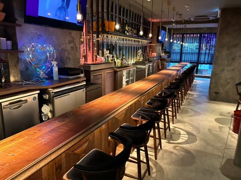 B4 （ビーフォー）の店内