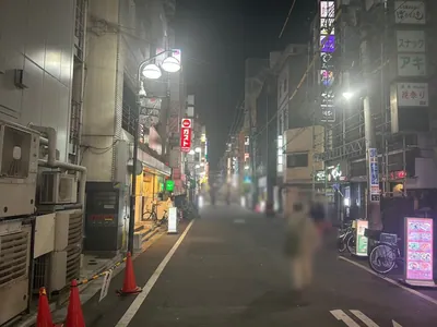 ブラッキーへの道順 5／5：左折後、左手二つ目に池袋ブラッキーの入る「第3川口ビル」があります。