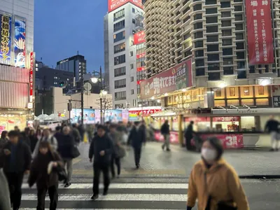 ヴァーゴへの道順 2／9：駅を背にし、目の前の横断歩道を渡ります。