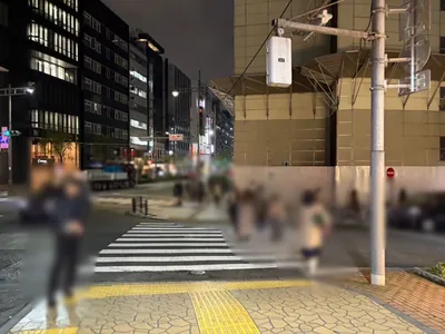 オムラウンジへの道順 4／9：二つ目の横断歩道も渡ります。