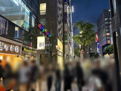 ベルラウンジへの道順 2／7：道路を右手に直進します。
