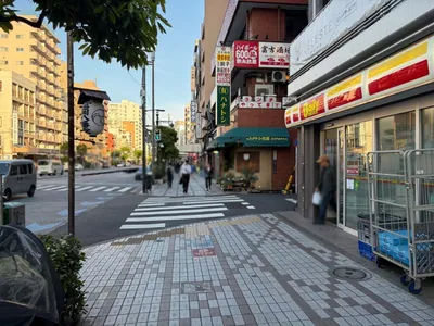 サボへの道順 2／8：駅を背にして右手に進みます。