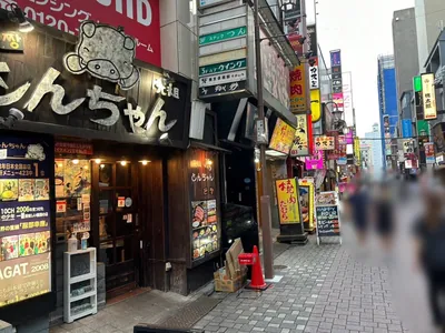 コットンクラブへの道順 6／6：少し進むと左手に上野コットンクラブの入るビルがあります。