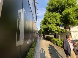 秋葉原　二次元彼女 （ニジゲンカノジョ）への道順 6／10：横断歩道を渡ったら右折します。