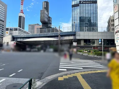 マワルへの道順 3／8：横断歩道を渡って直進を続けます。