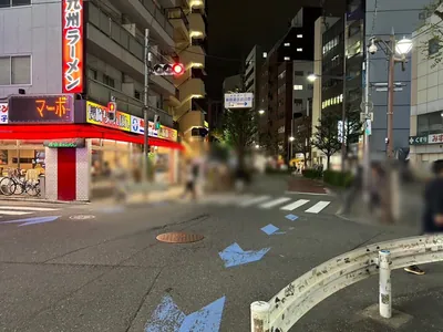 レヴューへの道順 12／13：右手路地を右折します。