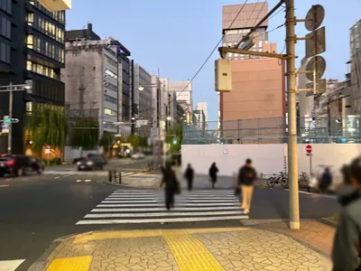 綾瀬 （あやせ）への道順 4／7：二つ目の横断歩道を渡ります。