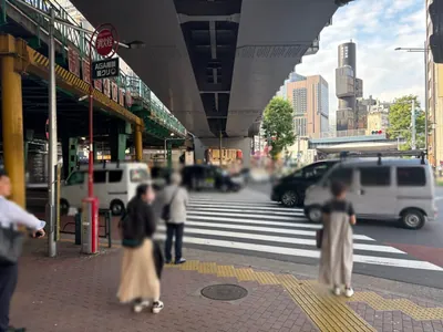 あやへの道順 3／6：一つ目の横断歩道を渡って直進します。
