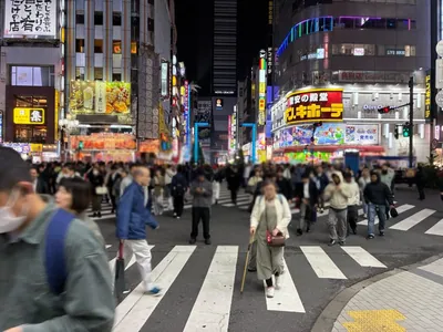 ネクサスへの道順 4／10：「歌舞伎町」の交差点を横断歩道を渡って右折します。