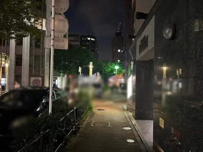 サロンドクラブへの道順 11／11：駅から12個目の十字路の手前の右手に関内サロンドクラブの入るビルがあります。