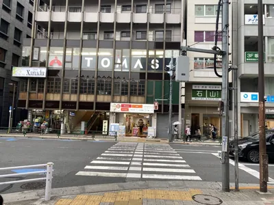 練馬　エクラへの道順 2／7：目の前の横断歩道を上記の方向へ渡ります。