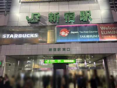 ファブリックへの道順 1／10：新宿駅東口を出ます。