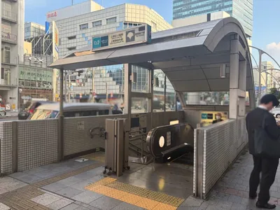 ルミナスへの道順 1／6：「上野広小路駅」A3出口を出ます。
