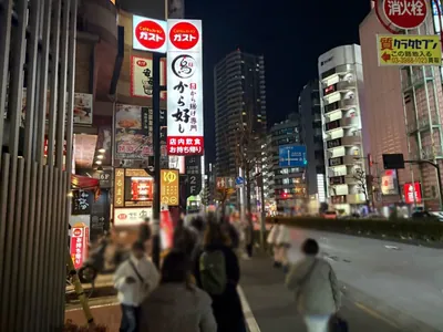グランクラスへの道順 4／6：横断歩道を渡って直進します。