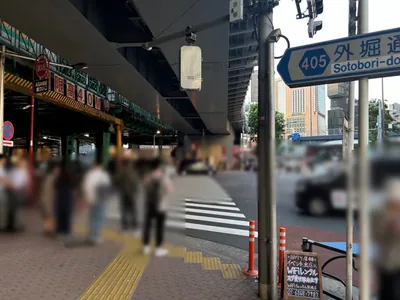 志都 （しと）への道順 3／10：横断歩道を渡り直進します。