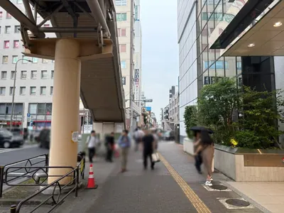 ラフレシアへの道順 2／7：駅を背に右に進みます。